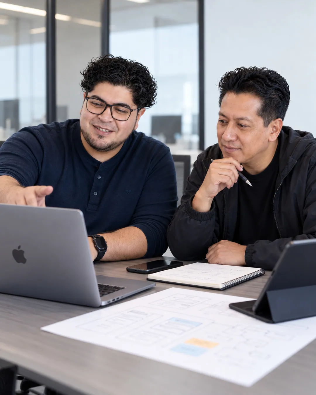 Equipo de Digie revisando un proyecto en la laptop